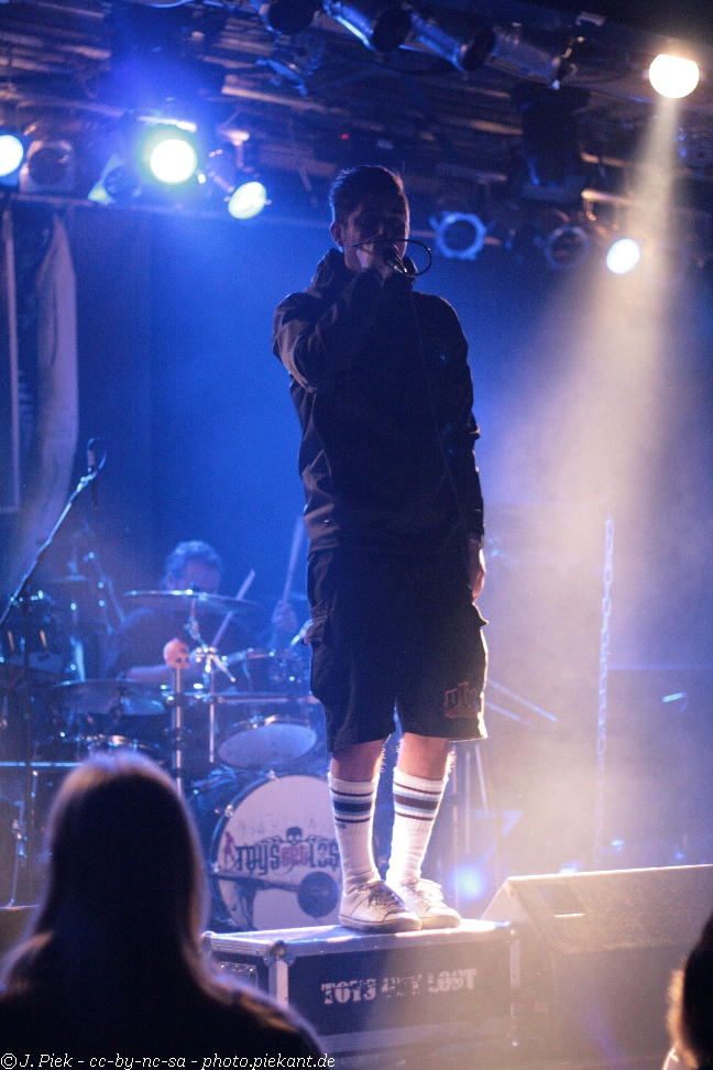 2013 01 12 ToysgetlostMunich low 02